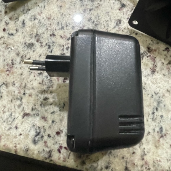 voltage converter 230v in / 110 volt out 
45 watt load - Picture 5 of 5